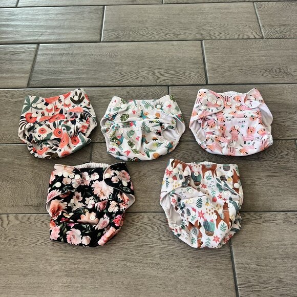 Wegreeco Lot Of 5 Female Cloth Diapers Floral Tropical Animals  (253) - Picture 1 of 4